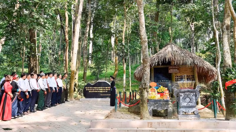 Tourists visit Na Nua Shack in Tuyen Quang Province. (Photo: NDO)