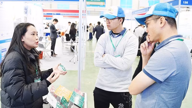 Electronic equipment, semiconductors, and other groups of products continue to be exempt from tariffs when exported to the US. (Photo: nhandan.vn)