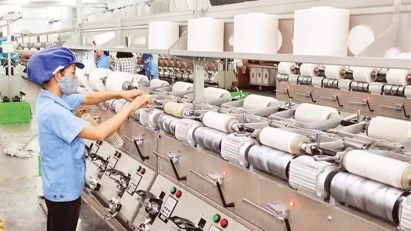 Production of textile and dyeing products at Jasan Viet Nam Textile and Dyeing Co., Ltd. in Pho Noi B Industrial Park, Hung Yen Province. (Photo: NDO)