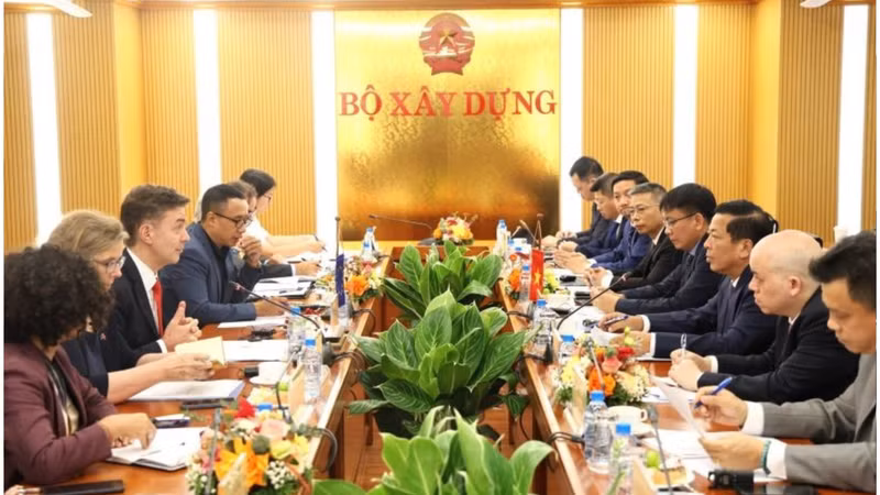 Overview of the working session between the Ministry of Construction and the EU Delegation to Viet Nam. (Photo: Ministry of Construction Portal)