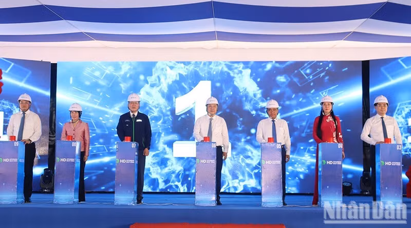 Standing Deputy Prime Minister Pham Gia Tuc, together with leaders of ministries and sectors, Quang Ngai Province, and the investor, conducts the groundbreaking ceremony for the environmentally friendly independent tank manufacturing plant. (Photo: NDO)