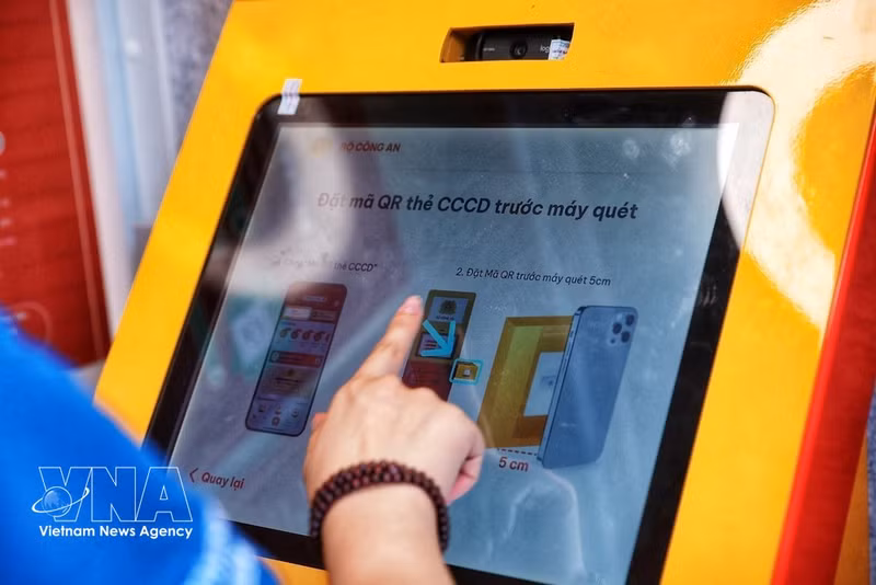 The Kiosk guides users through authentication using the QR code on their identity cards or the VNeID app to access its services. (Photo: VNA)