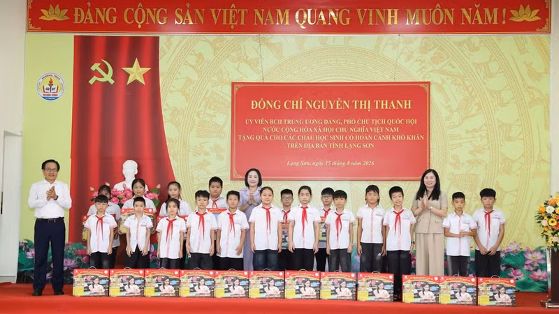 NA Vice Chairwoman Nguyen Thi Thanh and leaders of Lang Son province present gifts to students. (Photo: NDO)