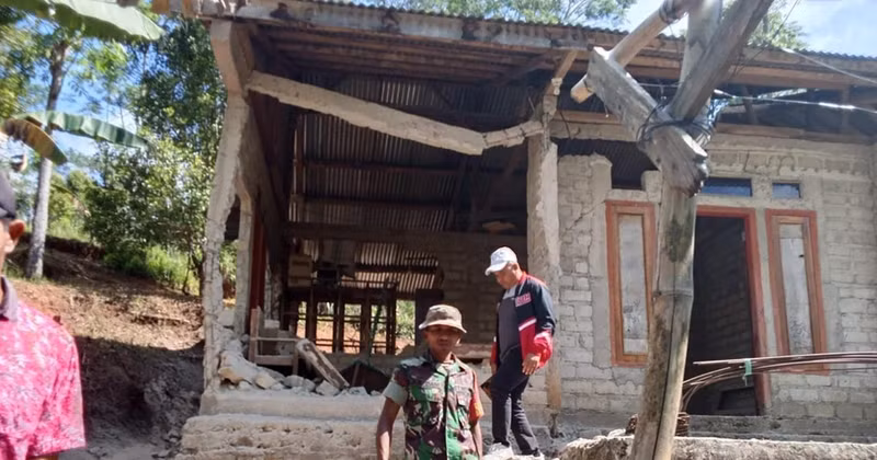 A house is damaged after the earthquake in Flores, Indonesia, on August 15. (Photo: Xinhua/VNA)