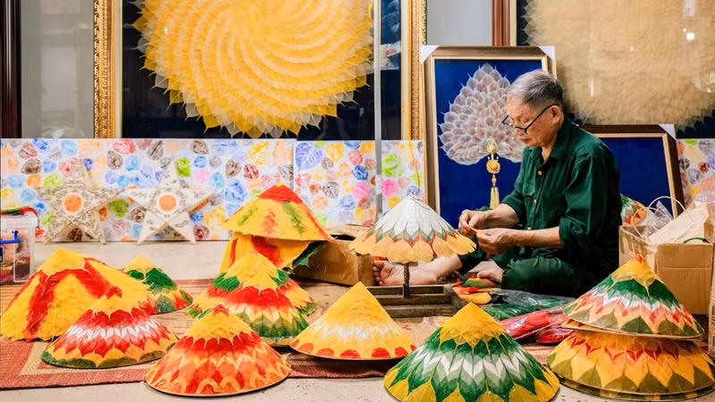 Production of handcrafted items featuring Bodhi leaves at Sinh Duoc Cooperative, Ninh Binh Province. (Photo: Sinh Duoc Cooperative)