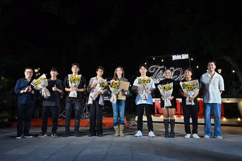 Representatives of Nhan Dan Newspaper and BEAT Network present flowers to artists performing at Tan Da Show. (Photo: NDO)