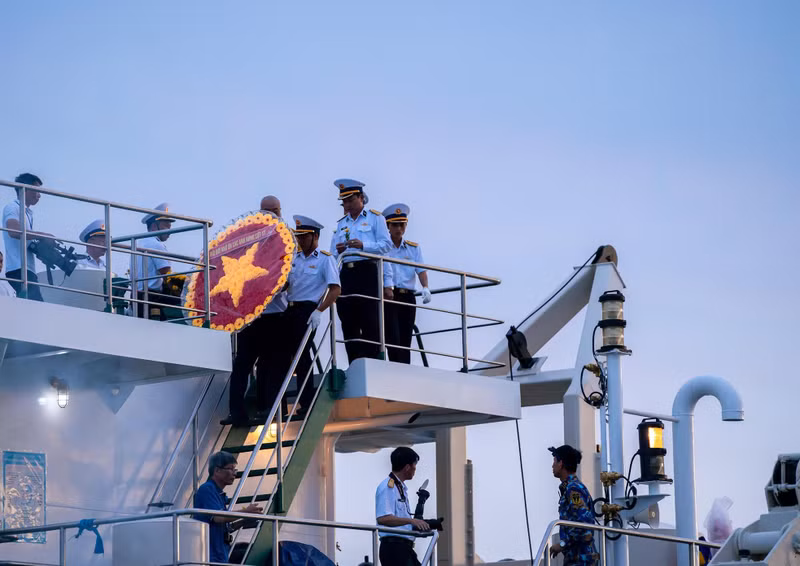 Service held to commemorate heroes who died to protect sea and island sovereignty ảnh 6