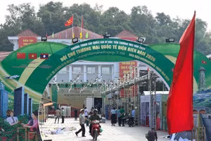 Participating organisations and businesses set up their displays ahead of the opening ceremony on the evening of October 17. (Photo: Le Lan)