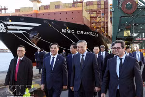 General Secretary of the Communist Party of Viet Nam Central Committee and President To Lam and a high-ranking Vietnamese delegation visit the Port of Antwerp-Bruges on the afternoon of October 22 (local time). (Photo: VNA)