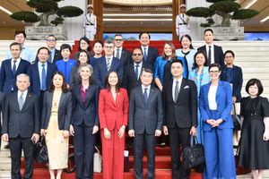 PM Le Minh Hung poses for a photo with UN Resident Coordinator in Viet Nam Pauline Tamesis and heads of UN agencies in Viet Nam. (Photo: Thanh Giang)
