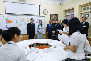 Thai King Maha Vajiralongkorn Phra Vajiraklaochaoyuhua and Queen Suthida Bajrasudhabimalalakshana visit a Thai language class at Ha Noi University. (Photo: The Dai)