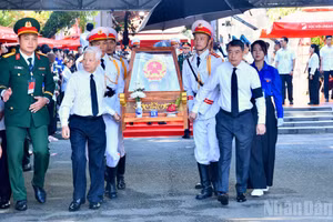 Prime Minister Le Minh Hung attends the ceremony held Ho Chi Minh City on October 14 to commemorate and rebury the remains of 731 fallen soldiers recovered from Le Thi Rieng Park. (Photo: Thanh Giang) 