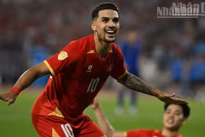 Hoang Hen celebrates after assisting the equaliser for Viet Nam. (Photo: Tran Hai)