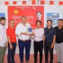Vu Mai Hoang, Director of the Technology Department and Vice Chairman of the Nhan Dan Newspaper Journalists’ Association (fourth from the right), presents a commemorative gift to a representative of L’Humanité Newspaper.