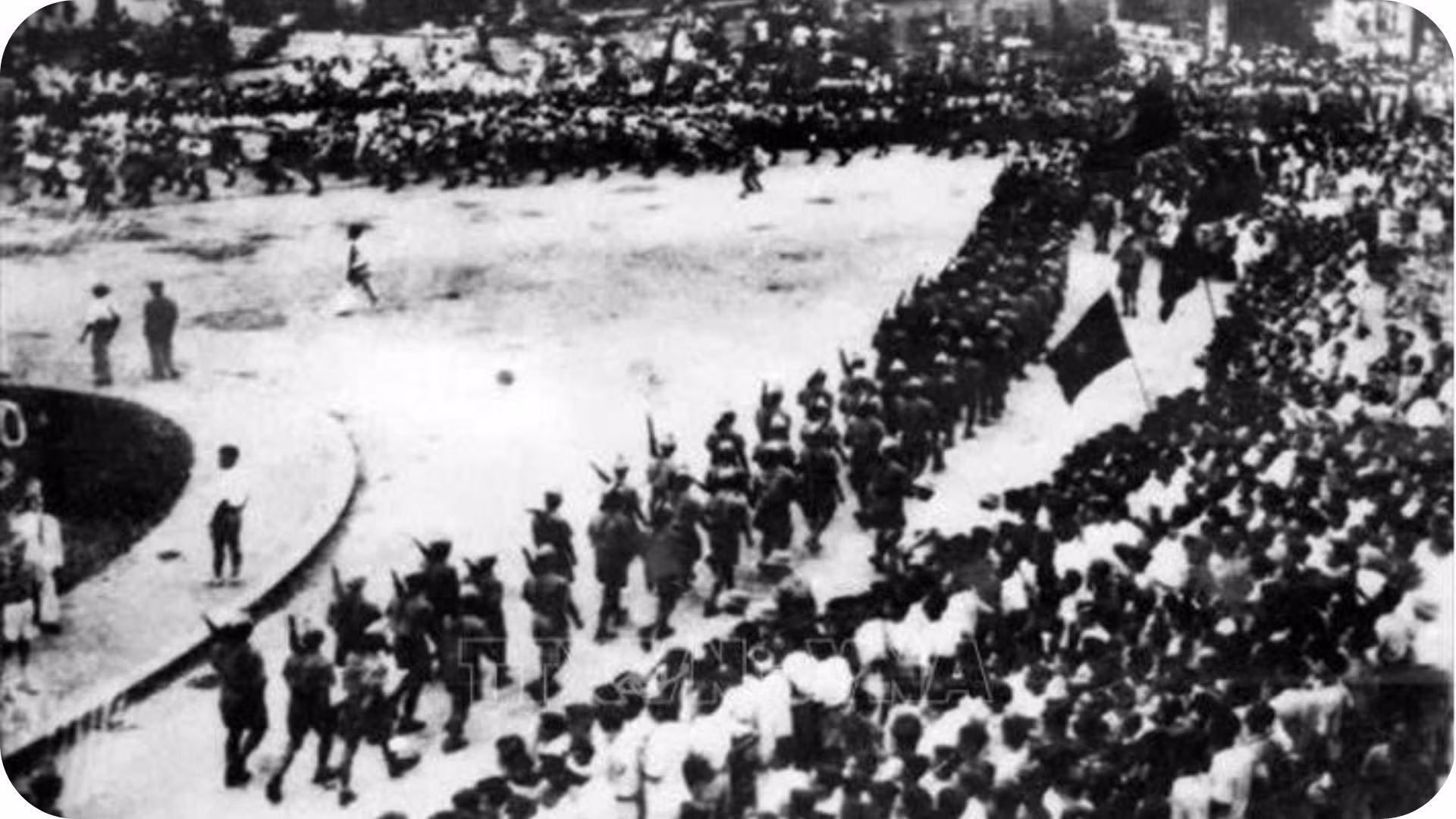 On August 28, 1945, the Liberation Army contingent from Viet Bac marched in a parade at the Square in front of the Ha Noi Opera House. (Photo: Nguyen Ba Khoan/VNA)