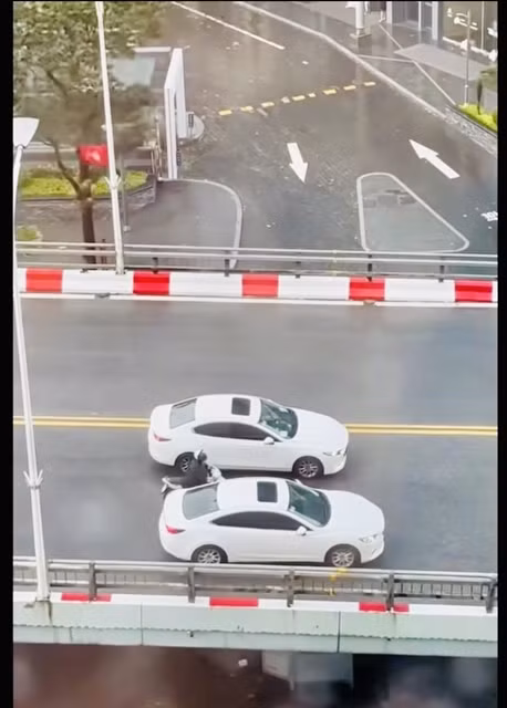 Two cars coordinating to escort a motorbike across overpass in Lieu Giai Ward, Hanoi (Photo: Facebook)
