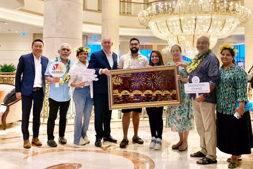 Da Nang City Tourism Department presents gift to an Indian couple whose wedding took place in Da Nang in January 2024