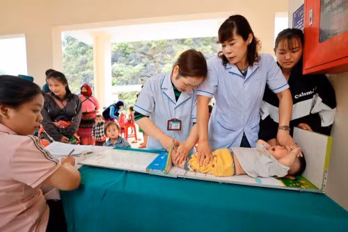 Maternal and child health care in Ha Giang Province. (Photo: VNA) Maternal and child health care in Ha Giang Province. (Photo: VNA)