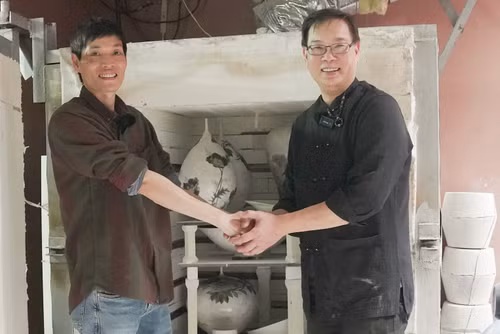 Painter Hong Duc Thanh (R) and engineer Le Ngoc Thach (Photo: Centre of Vietnamese Quintessential Craft Villages)