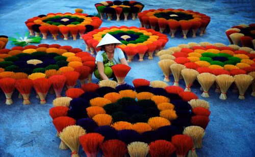 When they are placed together, clusters of incenses look like colourful flowers in full bloom. (Photo: hanoimoi.com.vn) When they are placed together, clusters of incenses look like colourful flowers in full bloom. (Photo: hanoimoi.com.vn)