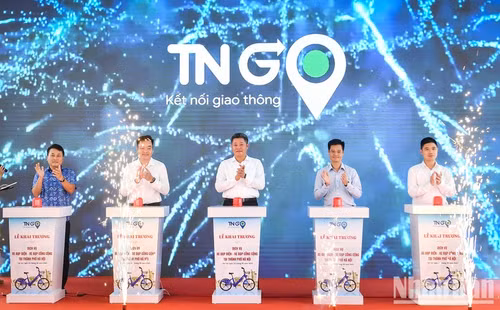 At the launch ceremony At the launch ceremony
