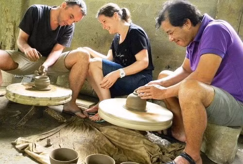 Visitors try making pottery products in Phuoc Tich village (Photo: khamphahue.com.vn)