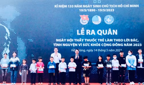 Gifts presented to disadvantaged children at the launch ceremony. Gifts presented to disadvantaged children at the launch ceremony.