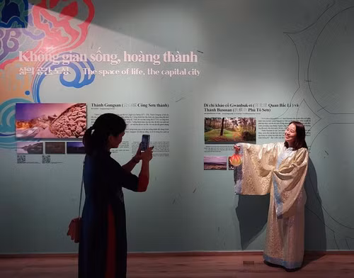 A visitor try on Hanbok at the exhibition (Photo: VNA) A visitor try on Hanbok at the exhibition (Photo: VNA)