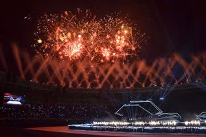 The dazzling display of fireworks opens the ceremony (Photo: danviet.vn)