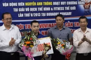 At the ceremony honouring bodybuilder Nguyen Anh Thong for his gold medal at the 5th World Bodybuilding and Physique Sports Championships