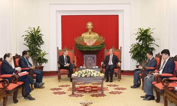 Politburo member and Chairman of the Party Central Committee’s Economic Commission Nguyen Van Binh (R) at the reception for President of Warburg Pincus Timothy Geithner (Photo: VNA)