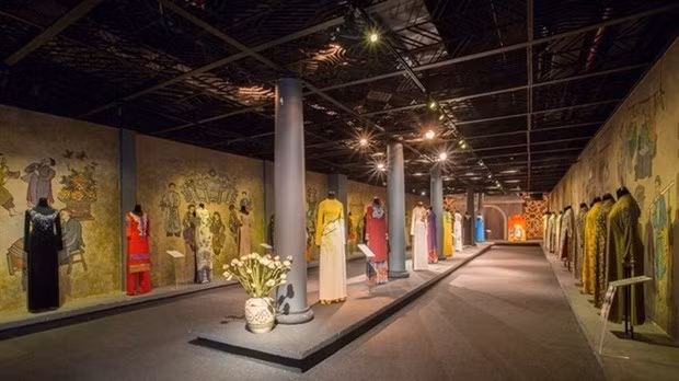 A space showcasing Ao Dai (Vietnamese traditional long dress) (Photo: baovanhoa.vn)