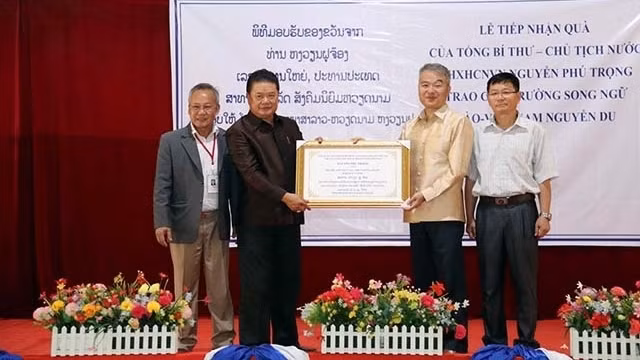 The ceremony to present computers to Nguyen Du Lao-Vietnamese bilingual school in Vientiane. (Photo: ND)
