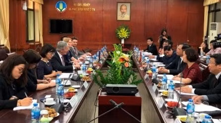 Minister of Agriculture and Rural Development Nguyen Xuan Cuong meets with NZ Minister of Agriculture, Biosecurity, Food Safety, and Rural Communities Damien O’Connor in Hanoi on August 29. (Photo: danviet.vn)