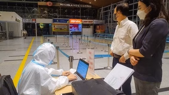Passengers register for rapid COVID-19 tests at Da Nang International Airport. (Photo: sggp.org.vn)