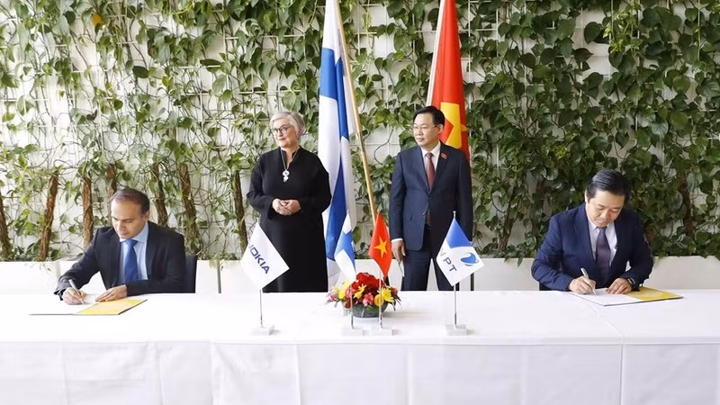 National Assembly Chairman Vuong Dinh Hue and Speaker of the Finnish Parliament Anu Vehvilainen witnessed the signing of a cooperation agreement between VNPT and Nokia. (Photo: VNA)