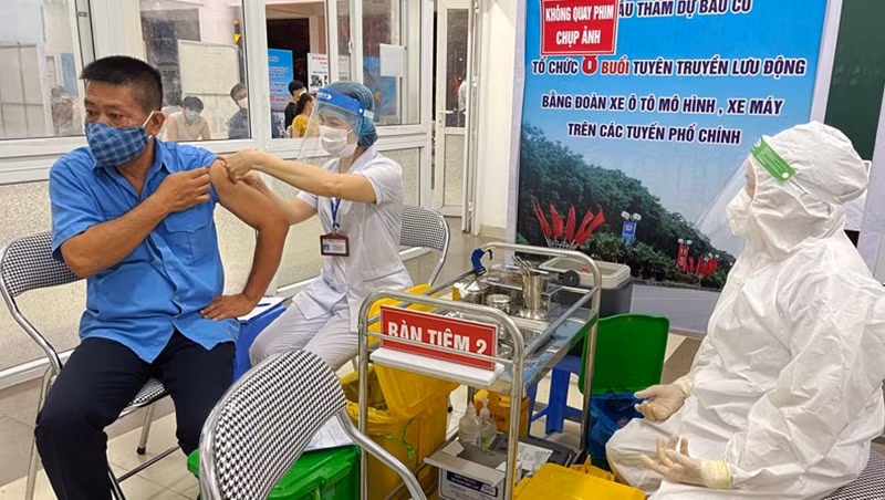 So far, 99.44% of Hanoi adults (aged from 18 years) have received their first COVID-19 injection. 