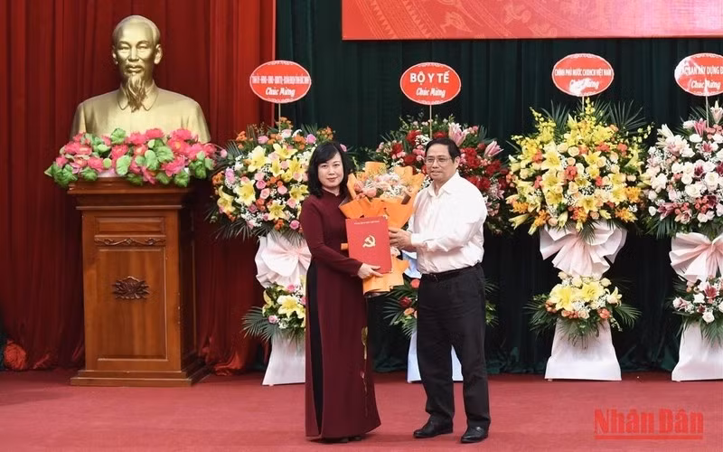 PM Pham Minh Chinh (R) hands over the decision to appoint Dao Hong Lan as Acting Minister of Health on July 15. (Photo: NDO/Tran Hai)