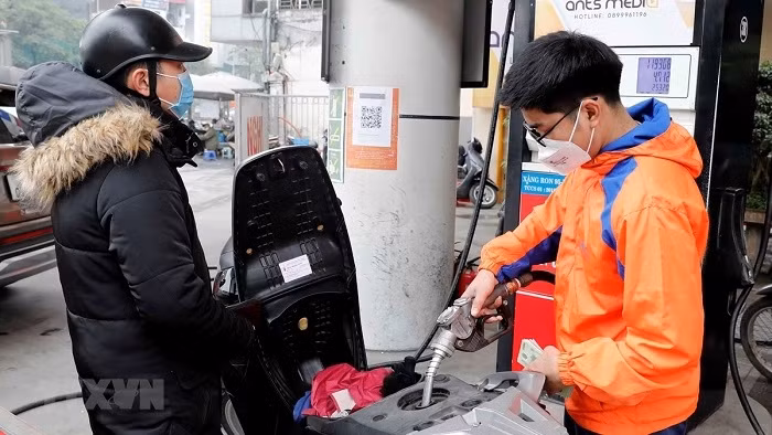 Petrol prices continue to rise by nearly 1,000 VND per litre (Photo: VNA)