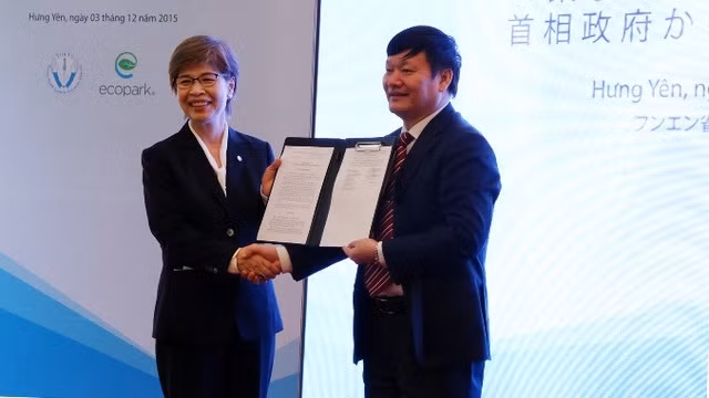 Rector of the Tokyo Vietnam Medical University Kusumi Mari receives the government decision on the establishment of the university