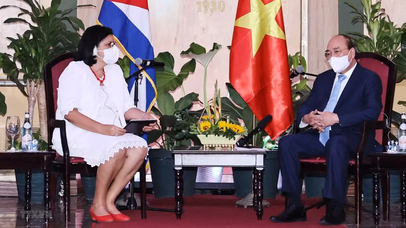 President Nguyen Xuan Phuc and First Vice President of the Cuban Institute for Friendship with the Peoples (ICAP) Noemi Rabaza Fernandez (Photo: VNA)