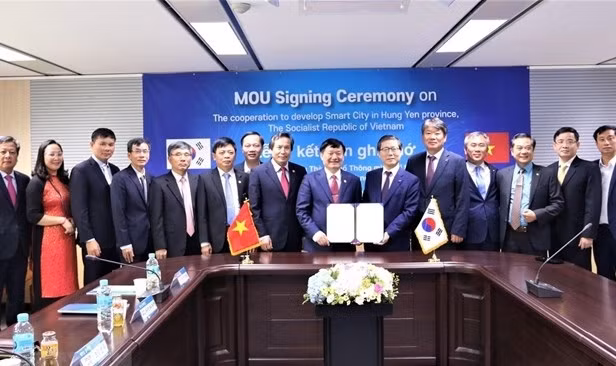 At the signing ceremony (Photo: VNA)