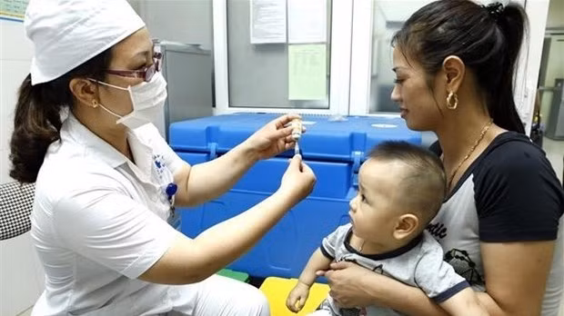 Deputy PM Vu Duc Dam urges medical facilities to step up preventive health care services and ensure adequate vaccines (illustrative image)