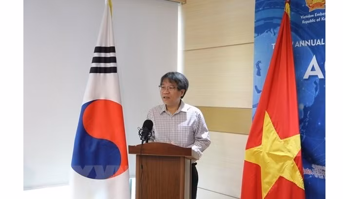 Vietnamese Ambassador to the RoK Nguyen Vu Tung speaks at the event. (Photo: VNA)