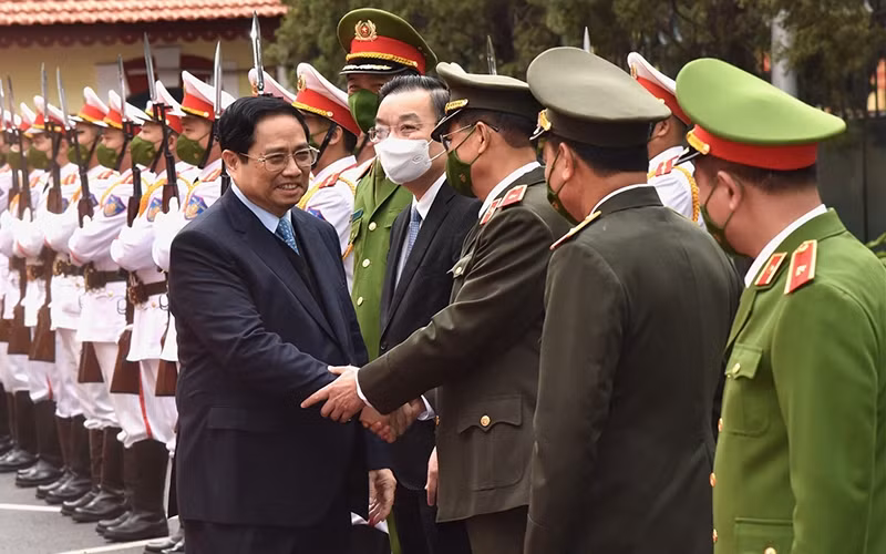 Prime Minister Pham Minh Chinh meets Hanoi police personnel (Photo: NDO/Tran Hai)