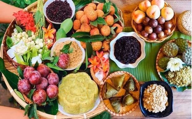 Traditional fruits and dishes offered to ancestors on Doan Ngo Festival (Source: afamily.vn)