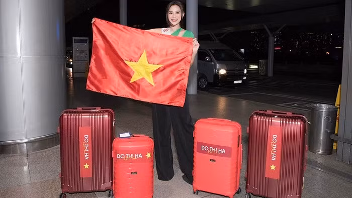 Do Thi Ha at Tan Son Nhat Airport before departing for grand finale of Miss World 2021 (Photo courtesy of Do Thi Ha)