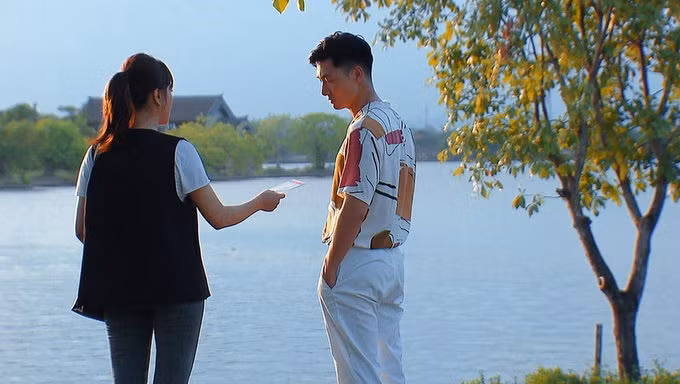 Filmmakers can reduce time, cost and efforts thanks to the use of technical shooting equipment. (Photo: A scene from the film "Huong vi tinh than" - The Taste of Kinship/Source: VFC)