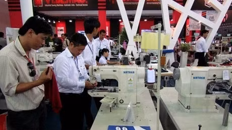 Visitors discovering a multi-needle sewing machine at the fair (Source: VGP)