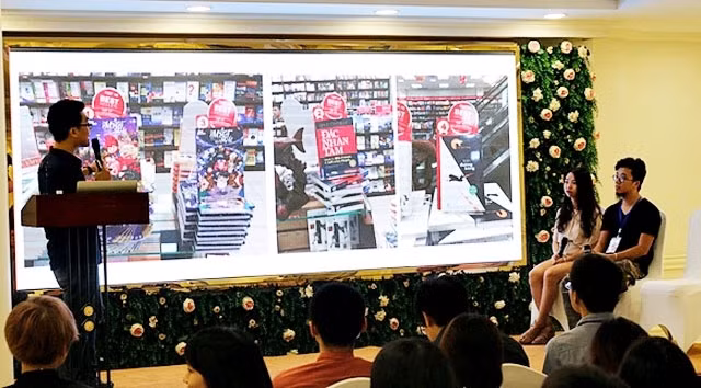 Young writers and painters exchange together at the 2016 Vietnam Comics Day. 